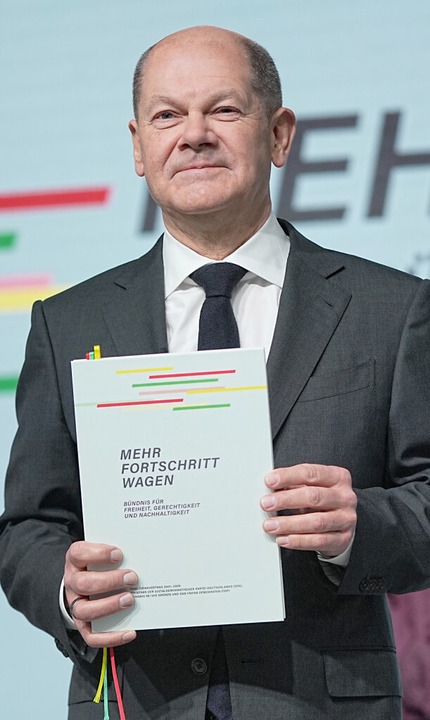 Olaf Scholz mit dem Koalitionsvertrag  | Foto: Michael Kappeler (dpa)