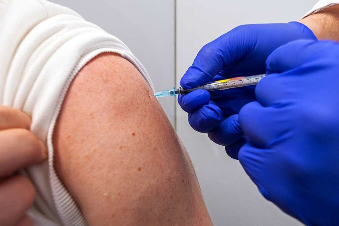 Corona-Schutzimpfungen gibt es an viel...n in den Kreisen Lörrach und Waldshut.  | Foto: Daniel Karmann (dpa)