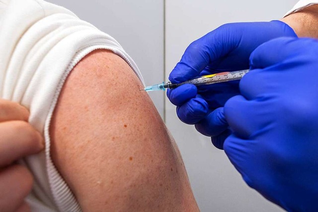Corona-Schutzimpfungen gibt es an viel...n in den Kreisen Lrrach und Waldshut.  | Foto: Daniel Karmann (dpa)