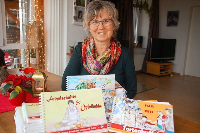 Heidi Kuder prsentiert die Koch- und ...cher &#8222;Made in Adelhausen&#8220;.  | Foto: Petra Wunderle