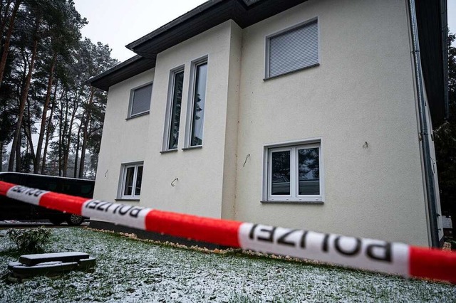 In diesem Einfamilienhaus in Senzig, e...hatte man die Familie tot aufgefunden.  | Foto: Fabian Sommer (dpa)