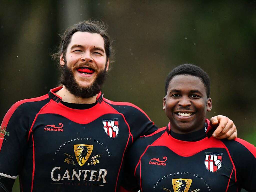 Kampf, Matsch und mehr: Impressionen vom Drittliga-Rugbyspiel zwischen Freiburg (in schwarz-rot) und Heidelberg (blau-wei).