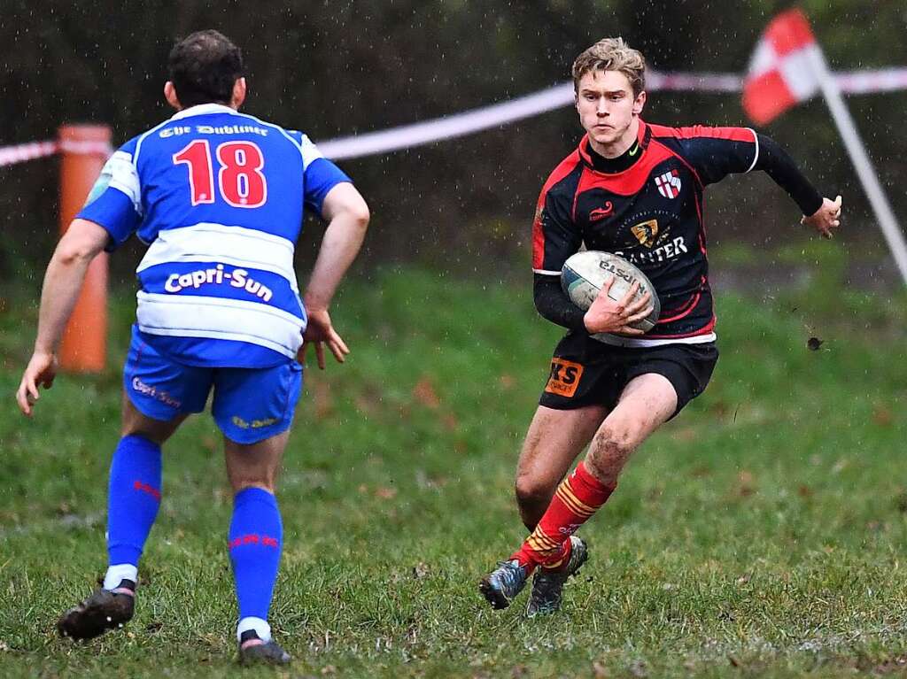 Kampf, Matsch und mehr: Impressionen vom Drittliga-Rugbyspiel zwischen Freiburg (in schwarz-rot) und Heidelberg (blau-wei).