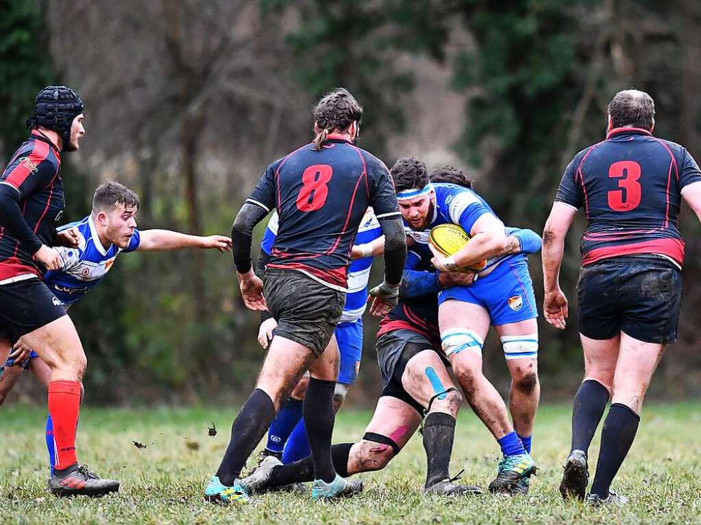 Kampf, Matsch und mehr: Impressionen vom Drittliga-Rugbyspiel zwischen Freiburg (in schwarz-rot) und Heidelberg (blau-wei).