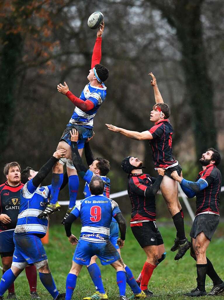 Kampf, Matsch und mehr: Impressionen vom Drittliga-Rugbyspiel zwischen Freiburg (in schwarz-rot) und Heidelberg (blau-wei).