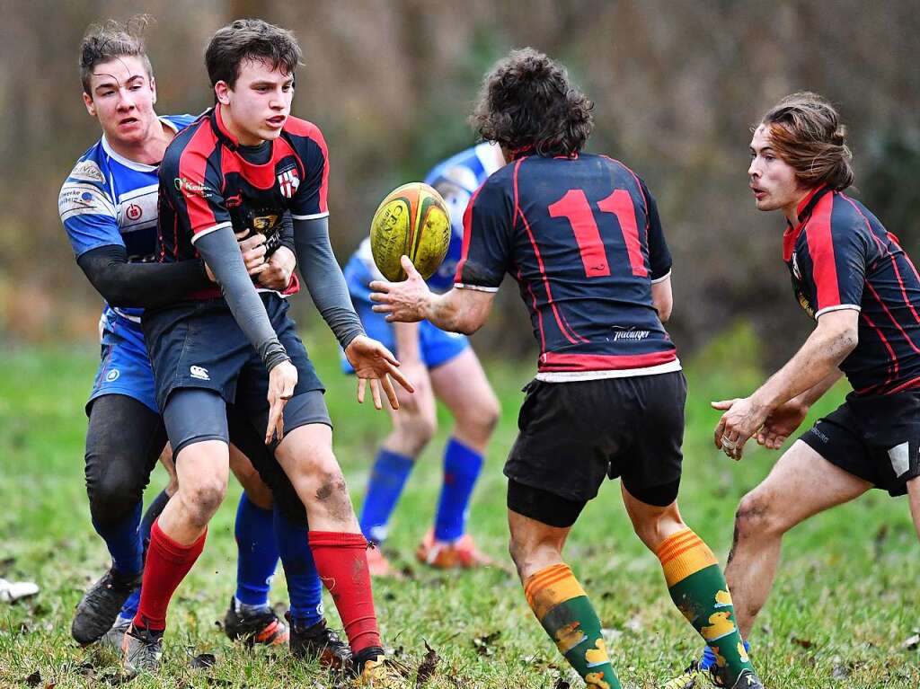 Kampf, Matsch und mehr: Impressionen vom Drittliga-Rugbyspiel zwischen Freiburg (in schwarz-rot) und Heidelberg (blau-wei).