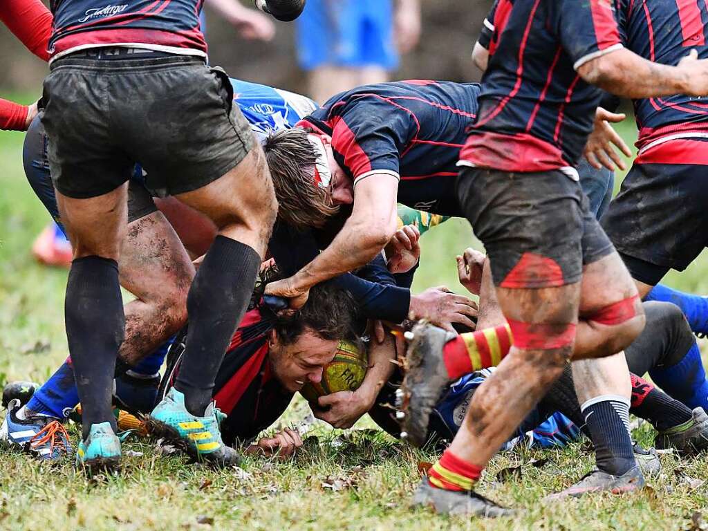 Kampf, Matsch und mehr: Impressionen vom Drittliga-Rugbyspiel zwischen Freiburg (in schwarz-rot) und Heidelberg (blau-wei).