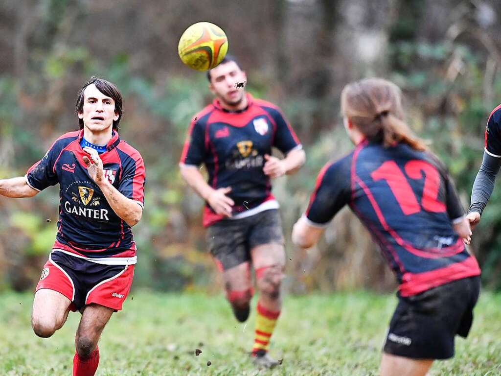 Kampf, Matsch und mehr: Impressionen vom Drittliga-Rugbyspiel zwischen Freiburg (in schwarz-rot) und Heidelberg (blau-wei).