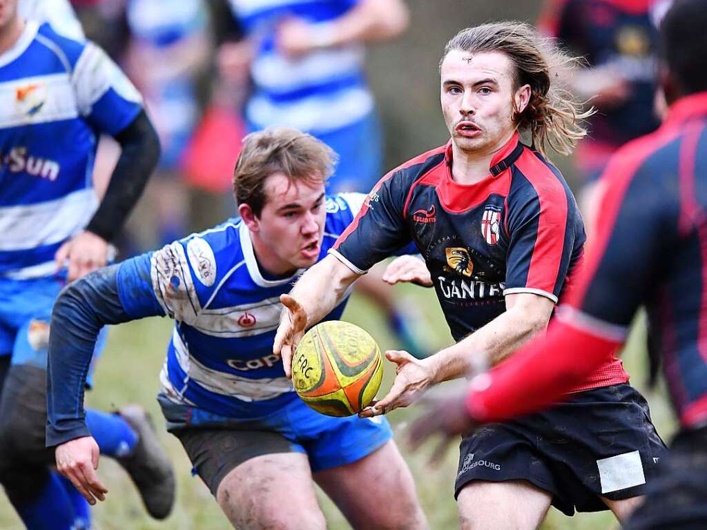 Kampf, Matsch und mehr: Impressionen vom Drittliga-Rugbyspiel zwischen Freiburg (in schwarz-rot) und Heidelberg (blau-wei).