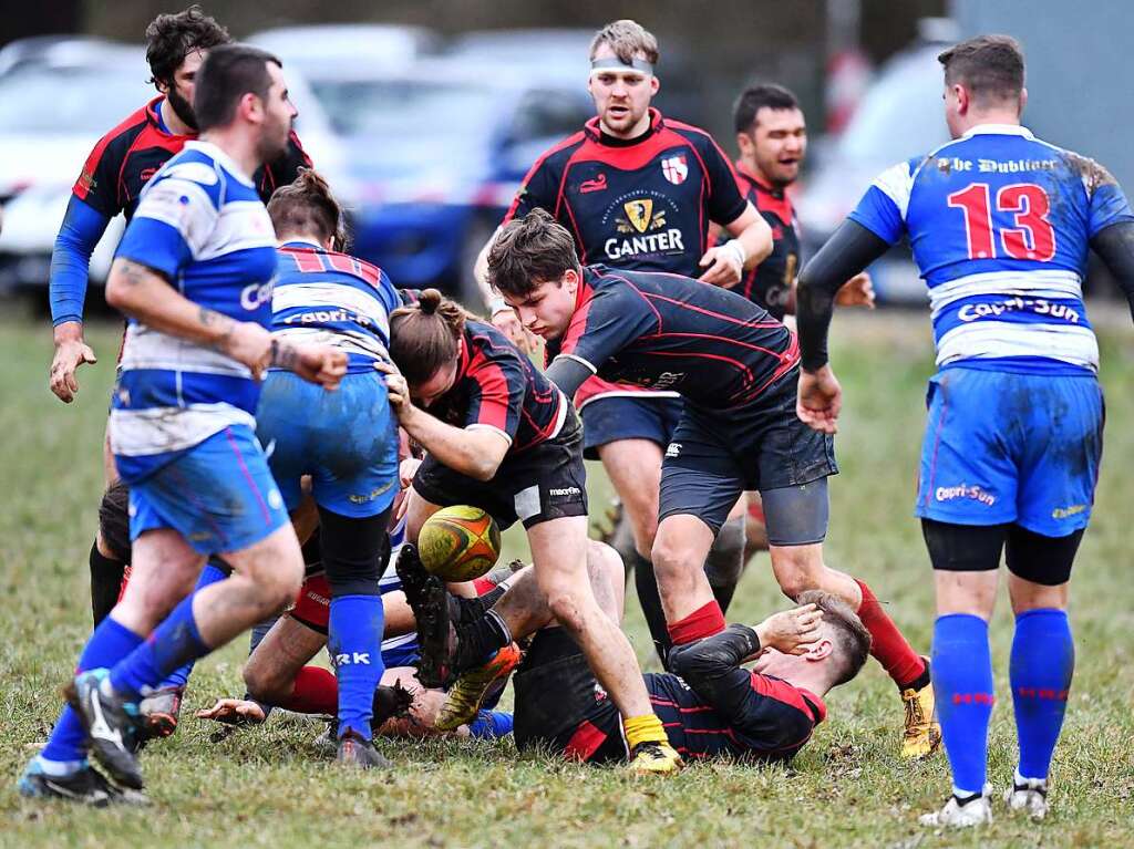 Kampf, Matsch und mehr: Impressionen vom Drittliga-Rugbyspiel zwischen Freiburg (in schwarz-rot) und Heidelberg (blau-wei).