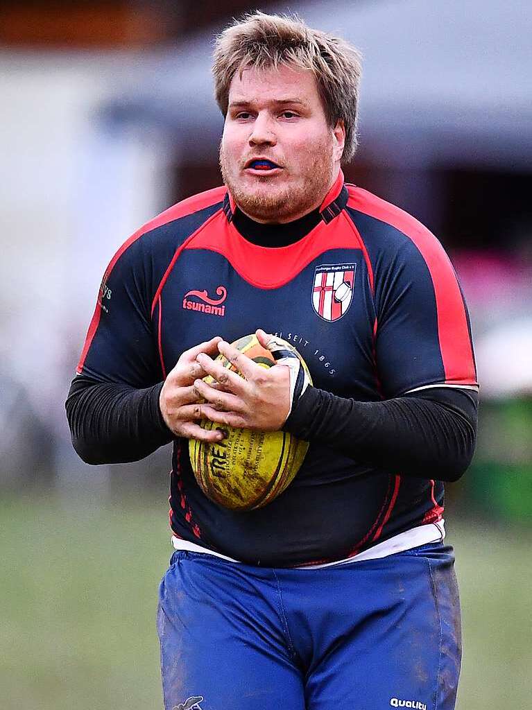 Kampf, Matsch und mehr: Impressionen vom Drittliga-Rugbyspiel zwischen Freiburg (in schwarz-rot) und Heidelberg (blau-wei).