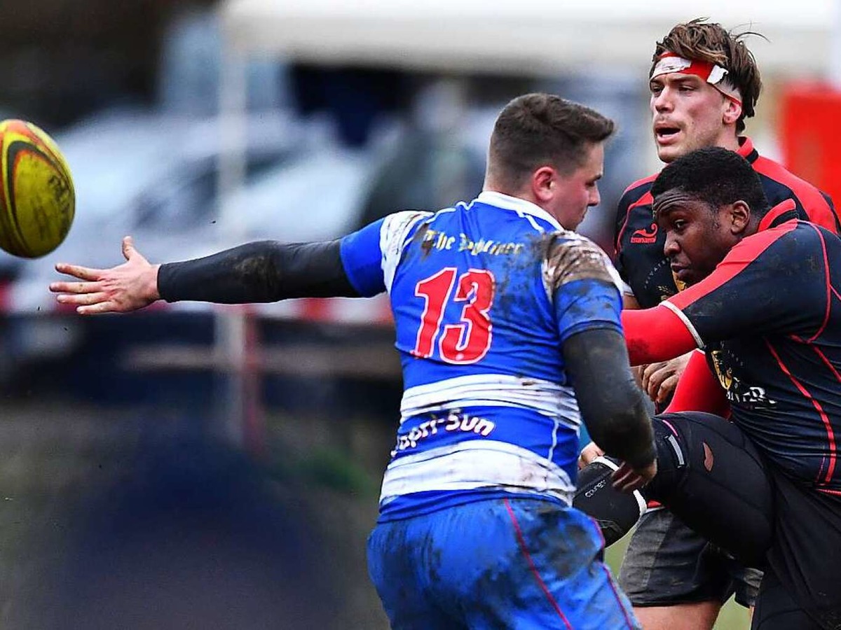 Kampf, Matsch und mehr: Impressionen vom Drittliga-Rugbyspiel zwischen Freiburg (in schwarz-rot) und Heidelberg (blau-wei).