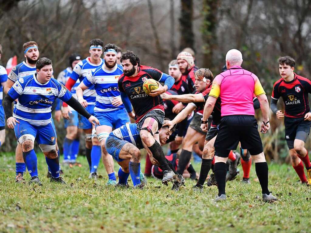 Kampf, Matsch und mehr: Impressionen vom Drittliga-Rugbyspiel zwischen Freiburg (in schwarz-rot) und Heidelberg (blau-wei).