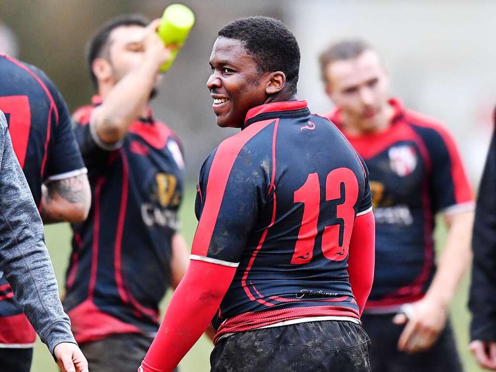 Kampf, Matsch und mehr: Impressionen vom Drittliga-Rugbyspiel zwischen Freiburg (in schwarz-rot) und Heidelberg (blau-wei).