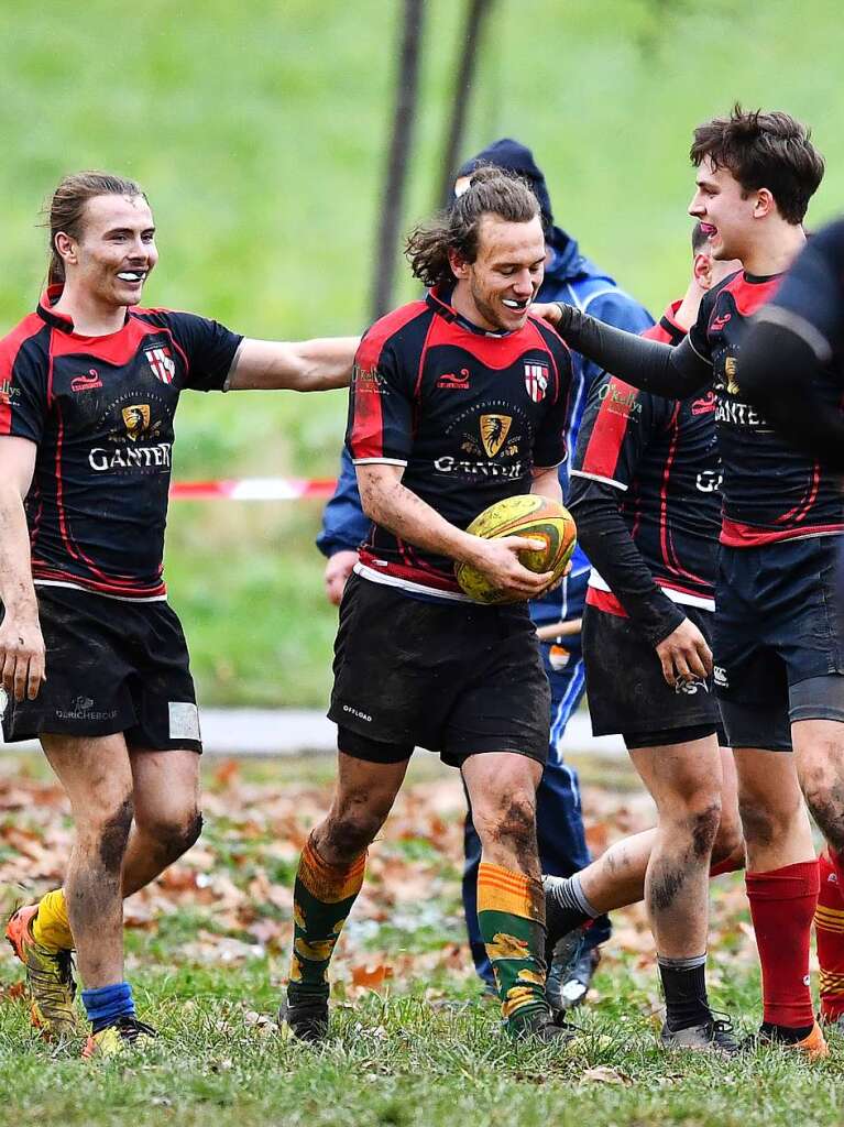 Kampf, Matsch und mehr: Impressionen vom Drittliga-Rugbyspiel zwischen Freiburg (in schwarz-rot) und Heidelberg (blau-wei).