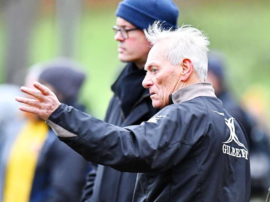 Kampf, Matsch und mehr: Impressionen vom Drittliga-Rugbyspiel zwischen Freiburg (in schwarz-rot) und Heidelberg (blau-wei).