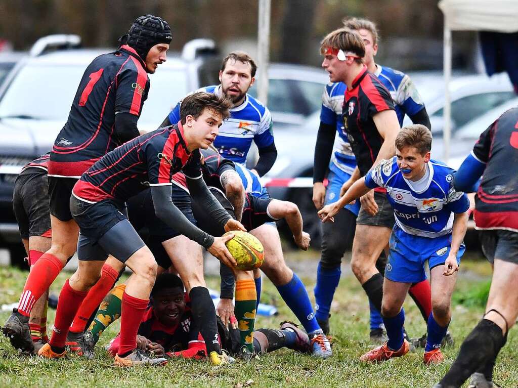 Kampf, Matsch und mehr: Impressionen vom Drittliga-Rugbyspiel zwischen Freiburg (in schwarz-rot) und Heidelberg (blau-wei).