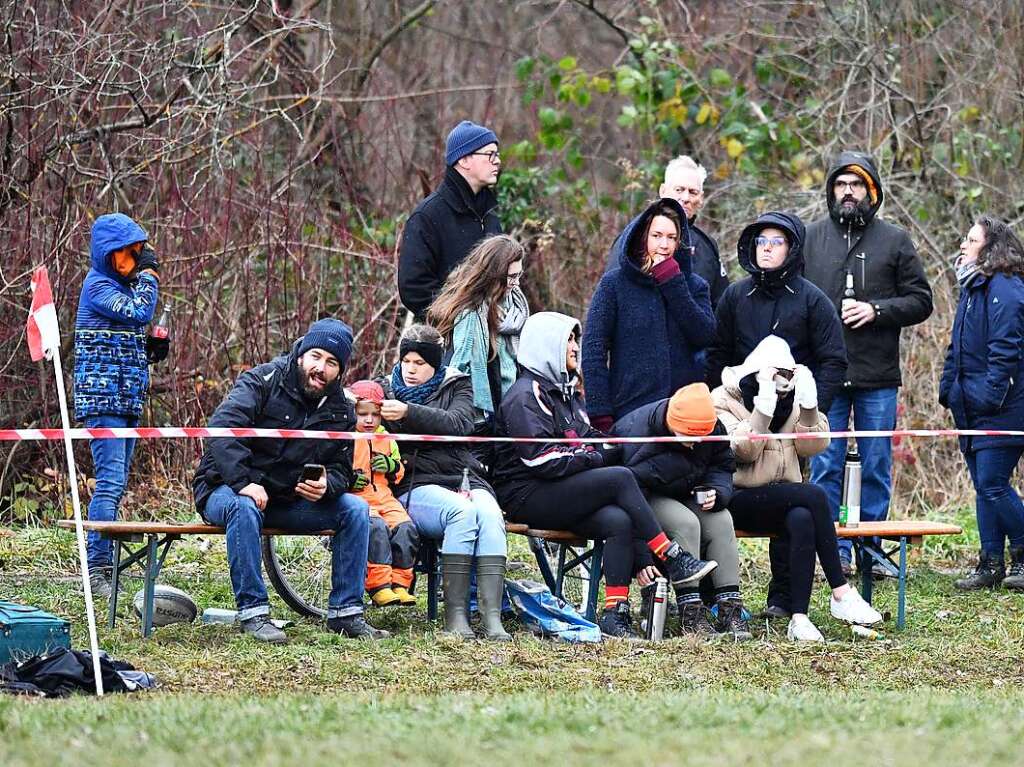 Kampf, Matsch und mehr: Impressionen vom Drittliga-Rugbyspiel zwischen Freiburg (in schwarz-rot) und Heidelberg (blau-wei).