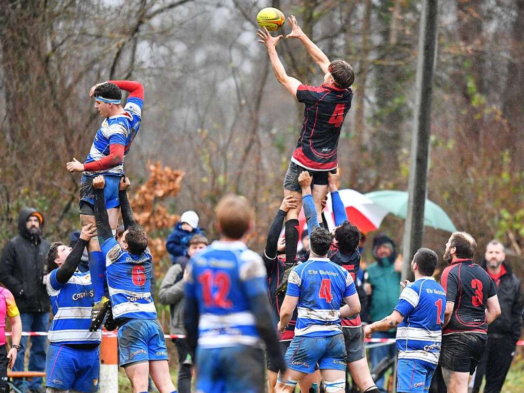 Kampf, Matsch und mehr: Impressionen vom Drittliga-Rugbyspiel zwischen Freiburg (in schwarz-rot) und Heidelberg (blau-wei).