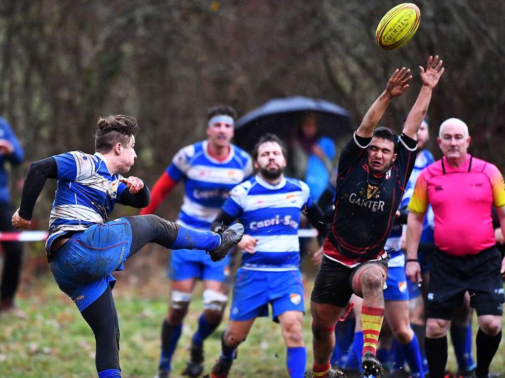 Kampf, Matsch und mehr: Impressionen vom Drittliga-Rugbyspiel zwischen Freiburg (in schwarz-rot) und Heidelberg (blau-wei).