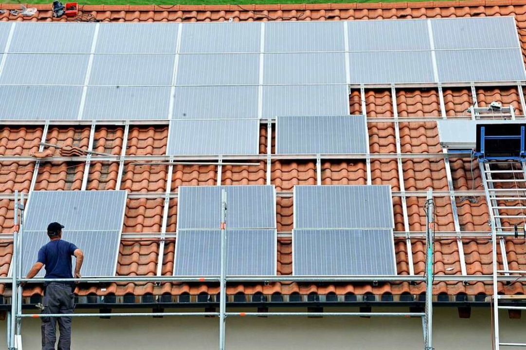 Immer mehr Menschen setzen sich eine Photovoltaikanlage aufs Dach.  | Foto: Rolf Haid (dpa)