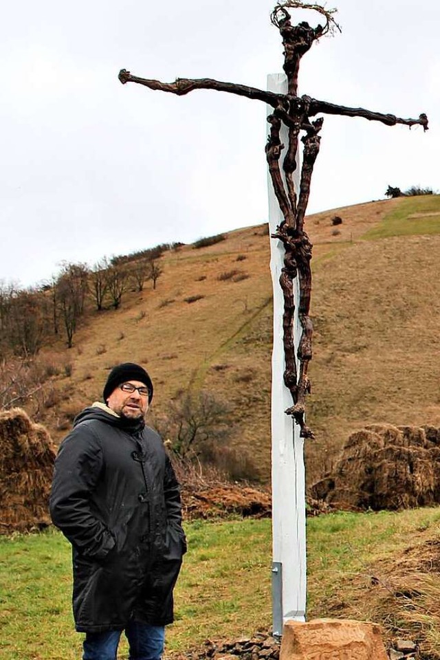 Frank Lennig vor einem seiner beiden Wegkreuze in Oberbergen.  | Foto: Eva Buchholz