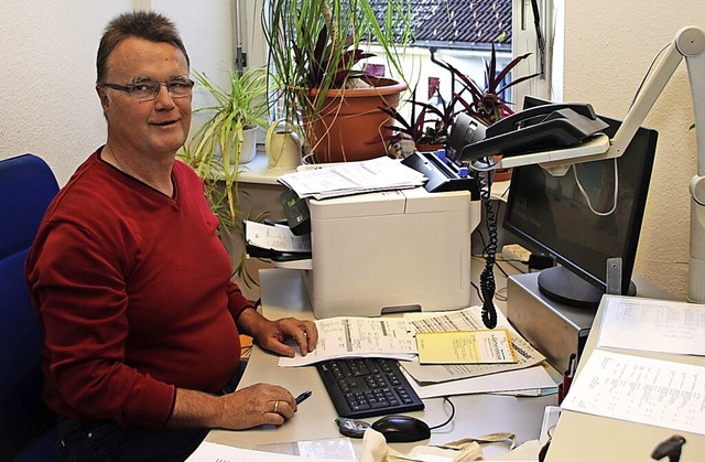 Rudolf Weidele an seinem Arbeitsplatz ... seine Vorliebe fr Zahlen einbringen.  | Foto:  Edinger, Gerald