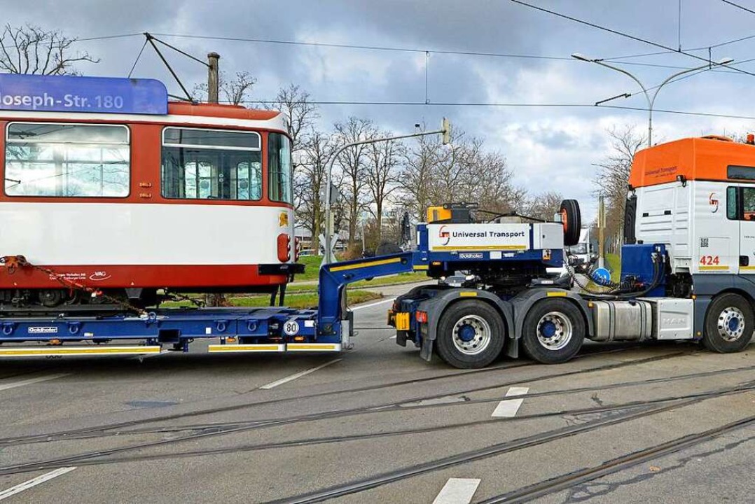 Eine Straßenbahn geht auf Reisen: Dies...r findet bei Bremen ein neues Zuhause.  | Foto: Michael Bamberger