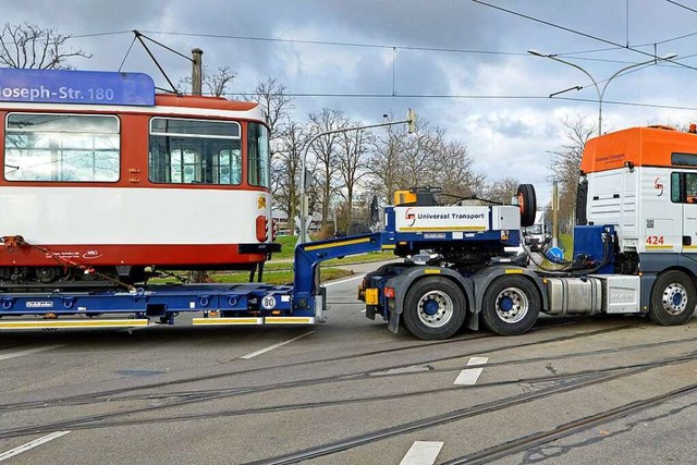 Eine Straenbahn geht auf Reisen: Dies...r findet bei Bremen ein neues Zuhause.  | Foto: Michael Bamberger