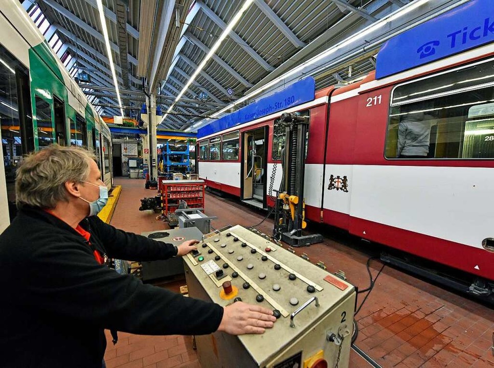 Thomas Goschzik  von der VAG berwacht die Arbeiten  | Foto: Michael Bamberger