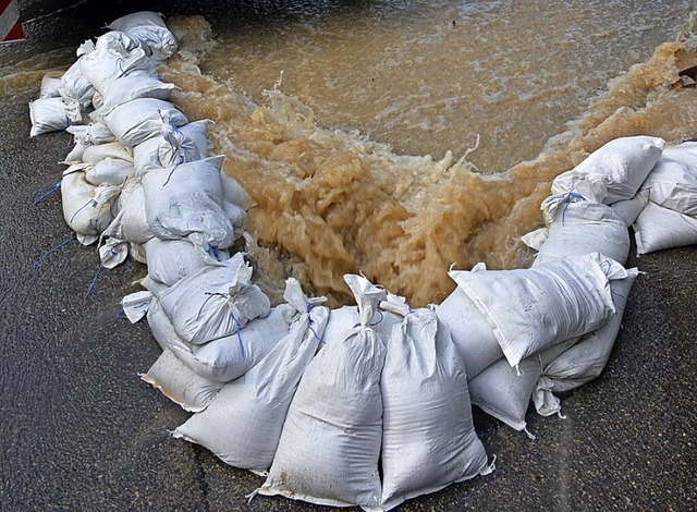 Schutz vor Hochwasser knnen auch Sandscke bieten.   | Foto: Hannes Lauber