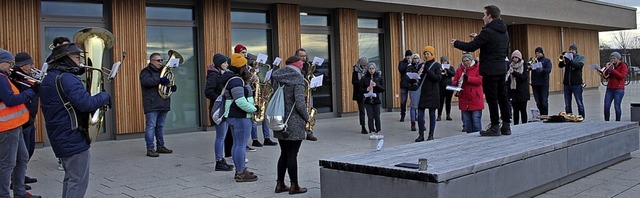 Auch an der Rheingieenhalle in Rust m... die Musikerinnen und Musiker Station.  | Foto: Adelbert Mutz