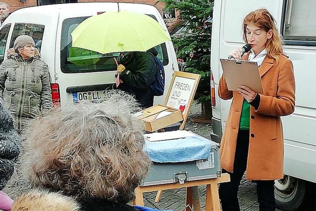 Anette Franz bei einer Demo an der Tonofenfabrik Lahr.  | Foto: Ulrike Derndinger