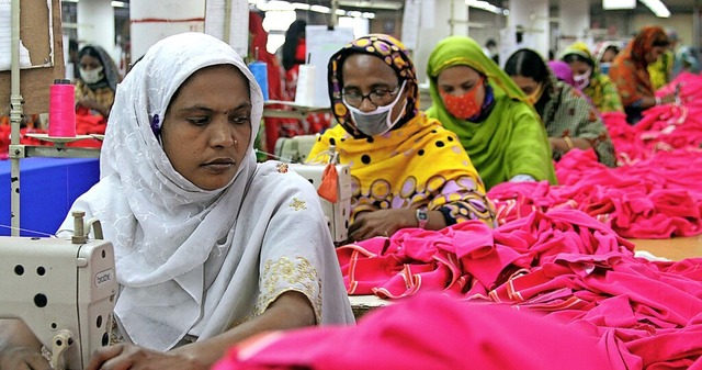 Beschftigte wie Nherinnen in Banglad...extilfabriken sollen geschtzt werden.  | Foto: Doreen Fiedler
