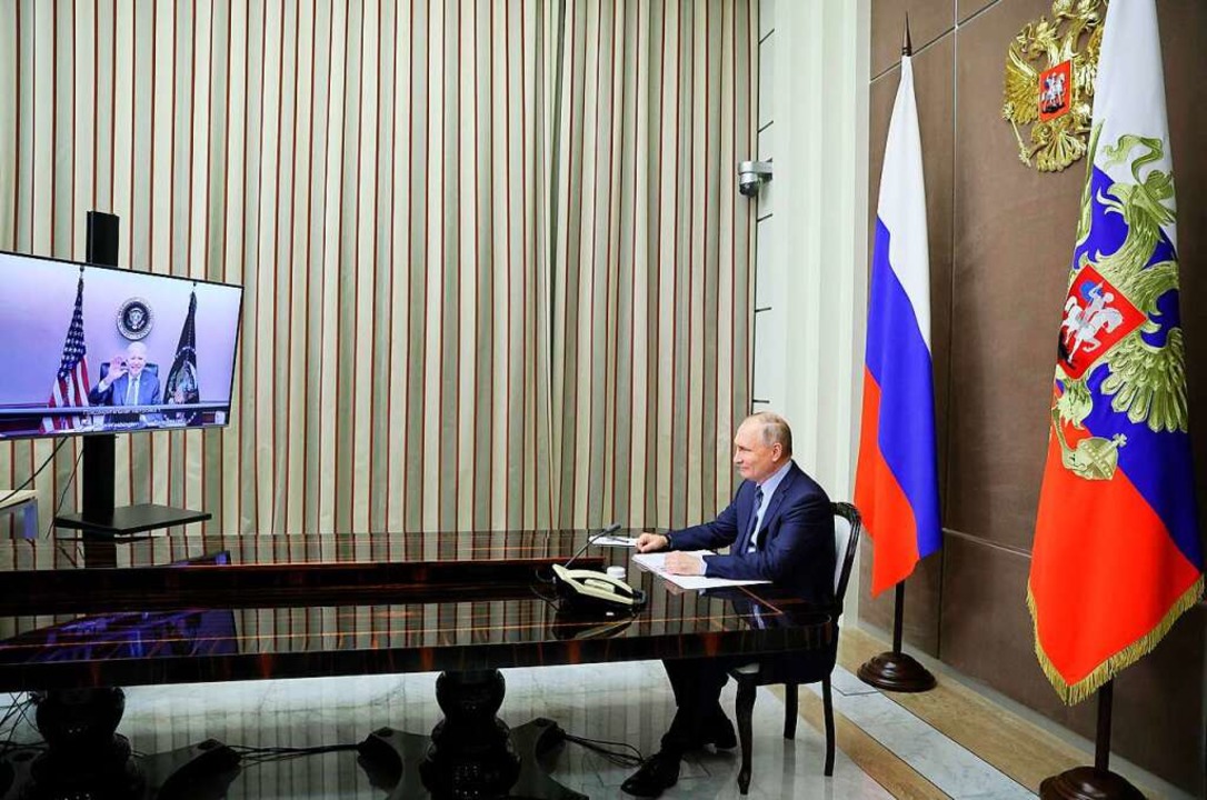 Russlands Präsident Wladimir Putin im ...mit US-Präsident Joe Biden am Dienstag  | Foto: MIKHAIL METZEL (AFP)