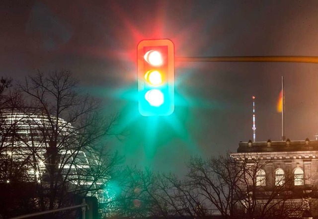 Die Ampel steht. Symbolbild.  | Foto: Christoph Soeder (dpa)