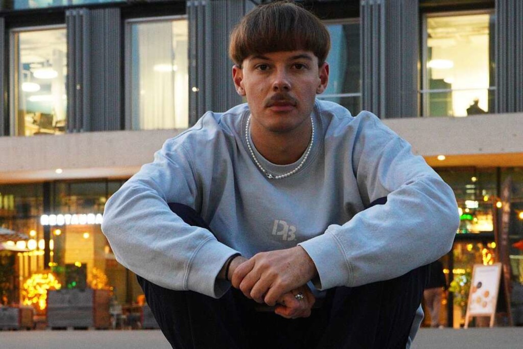 Adrian Vogt will seine Fans auf Youtub...d Co. mit lustigen Videos unterhalten.  | Foto: Lisa Petrich
