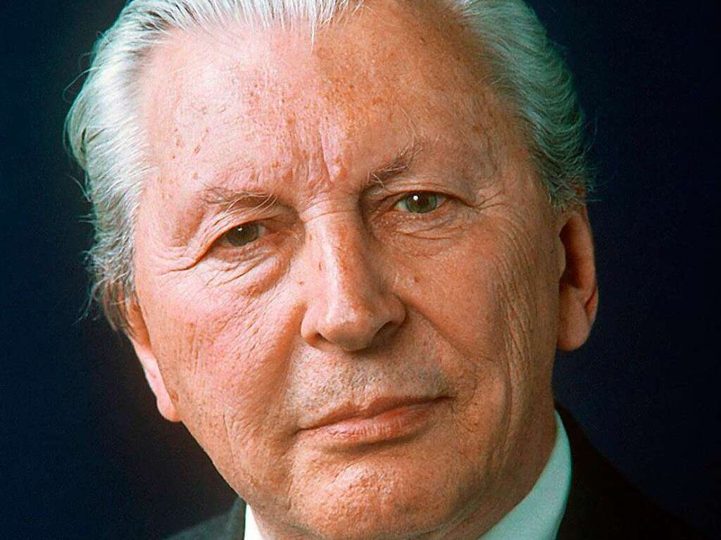 Der CDU-Politiker Kurt Georg Kiesinger war von 1958 bis 1966 Ministerprsident von Baden-Wrttemberg. Von 1966 bis 1969 stand er als dritter Bundeskanzler der Groen Koalition aus CDU und SPD vor. Kiesinger wurde am 6. April 1904 in Ebingen geboren und ist am 9. Mrz 1988 in Tbingen gestorben.