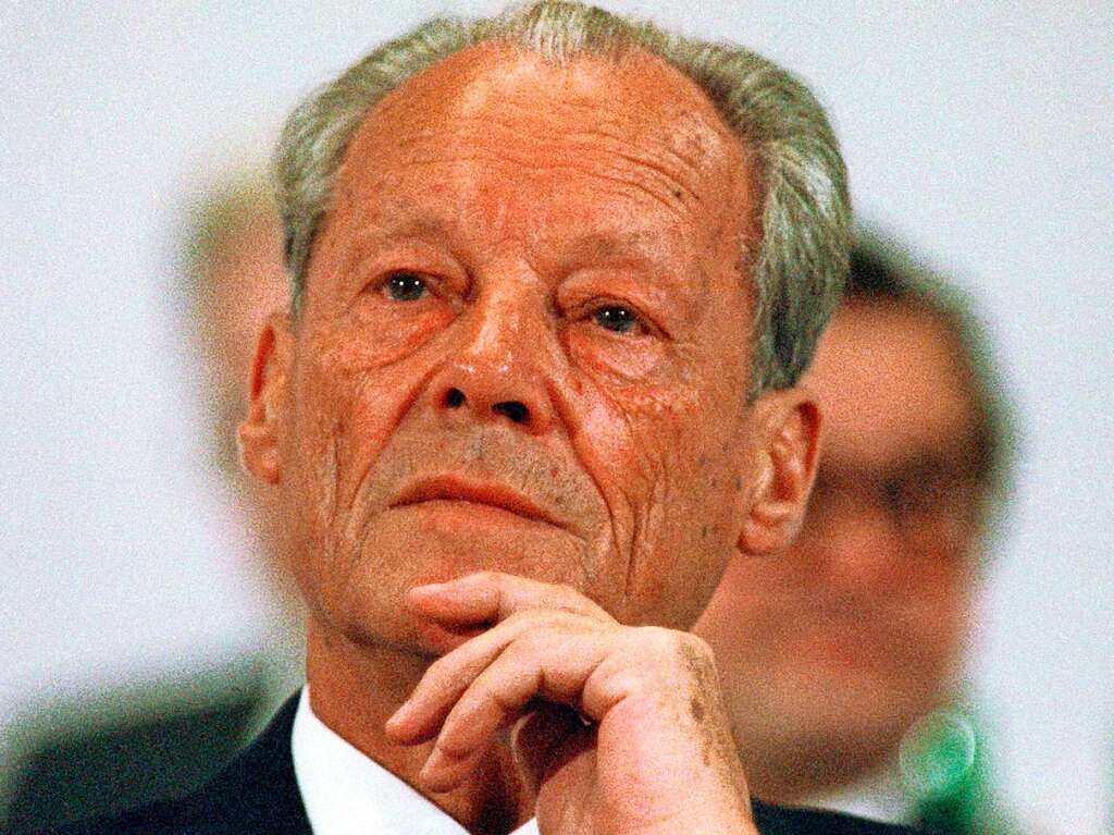 Willy Brandt wurde am 21.10.1969 zum vierten Bundeskanzler der Bundesrepublik Deutschland gewhlt. Der SPD-Politiker war von 1969 bis 1974 Regierungschef einer sozialliberalen Koalition von SPD und FDP. Im Kabinett Kiesinger bte er von 1966 bis 1969 das Amt des Auenministers und Vizekanzlers aus. Brandt wurde am 18. Dezember 1913 in Lbeck als Herbert Ernst Karl Frahm geboren. Er starb am 8. Oktober 1992 in Unkel.