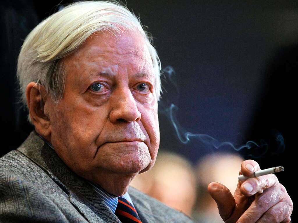 Am 16. Mai 1974 whlte der Deutsche Bundestag Helmut Schmidt zum fnften Kanzler der Bundesrepublik Deutschland. Dieses Amt bte der SPD-Politiker bis zum Ende der sozialliberalen Koalition am 17. September 1982 aus. Im Kabinett Brandt war er Bundesminister der Verteidigung (1969-1972) und Bundesminister der Finanzen (1972-1974).  Schmidt wurde am 23. Dezember 1918 in Hamburg-Barmbek geboren. Er starb am 10. November 2015 in Hamburg.