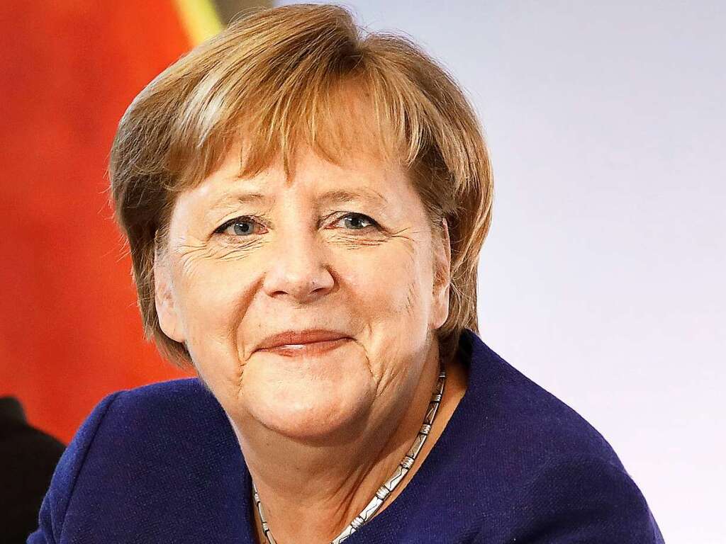 Angela Merkel, geboren am 17. Juli 1954 in Hamburg, war die erste Bundeskanzlerin der Bundesrepublik Deutschland. Die CDU-Politikerin wurde am 22. November 2005 in das Amt gewhlt, das sie bis 8. Dezember 2021 innehatte. Die Rekord-Amtszeit von Bundeskanzler Helmut Kohl (5869 Tage) verfehlte sie damit knapp um nur neun Tage. Im Kabinett Kohl war sie von 1991 bis 1994 Bundesministerin fr Frauen und Jugend und von 1994 bis 1998 Bundesumweltministerin.