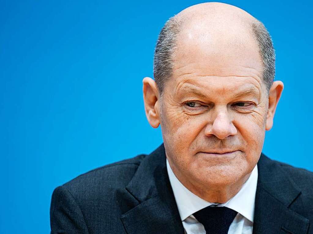 Olaf Scholz, 63, wird am 8. Dezember 2021 in Berlin zum Nachfolger von Angela Merkel gewhlt. Der SPD-Politiker wird der neunte Bundeskanzler der Bundesrepublik und erster Regierungschef eines Dreierbndnisses von SPD, Grnen und FDP. Im Kabinett Merkel IV war Scholz bereits Bundesminister der Finanzen (2018 – 2021). Zuvor war er Erster Brgermeister von Hamburg (2011 – 2018).