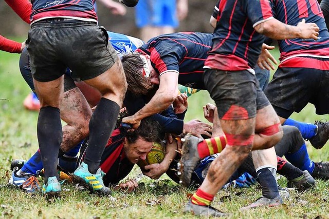 Rugby ist zuweilen eine beinharte Ause...rness sind hohe Werte in diesem Sport.  | Foto: Achim Keller