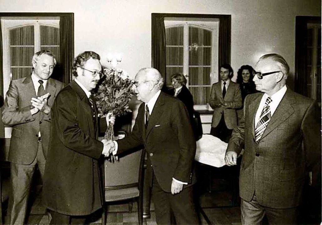 Karl Heitz (rechts) gratuliert 1975 seinem Nachfolger Martin Grüber zur OB-Wahl.  | Foto: stadtarchiv