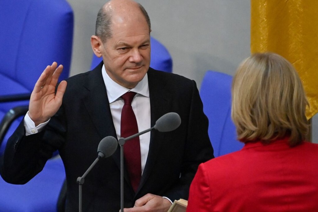 Olaf Scholz legt im Bundestag vor Bund...hichte der Bundesrepublik Deutschland.  | Foto: JOHN MACDOUGALL (AFP)