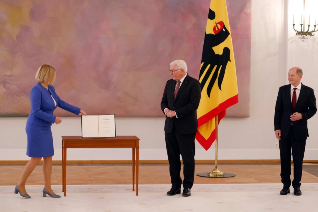 Nancy Faeser (SPD), neue Bundesinnenmi...dent Frank-Walter Steinmeier entgegen.  | Foto: ODD ANDERSEN (AFP)