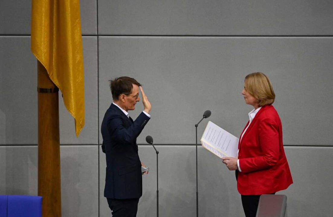 Karl Lauterbach (SPD), legt seinen Amt...as Amt des Bundesgesundheitsministers.  | Foto: INA FASSBENDER (AFP)