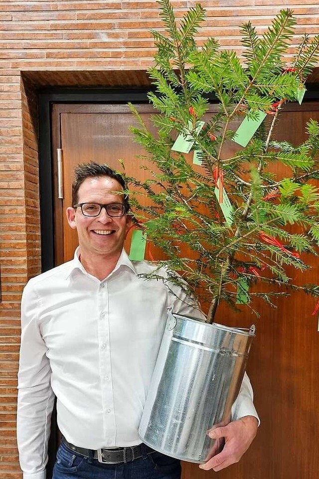 Heiko Wehrle bekommt von den Gemeinder...seinen Garten in Vhrenbach geschenkt.  | Foto: Nadine Klossek-Lais