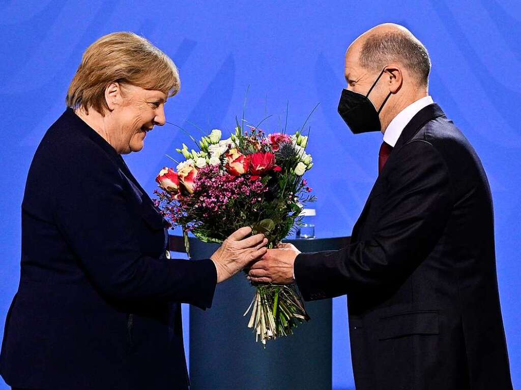 Angela Merkel bei der Amtsbergabe  an Olaf Scholz.