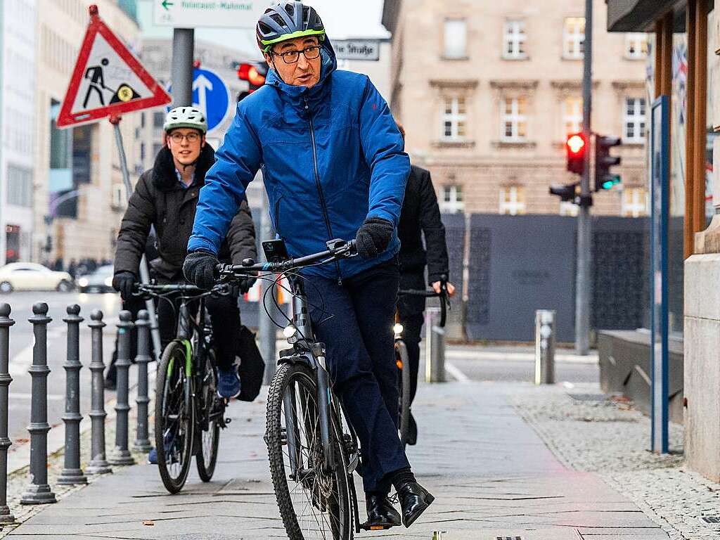 Cem zdemir, neuer Bundesminister fr Ernhrung und Landwirtschaft, kommt mit dem Fahrrad zur Amtsbergabe im Bundesministerium fr Ernhrung und Landwirtschaft.